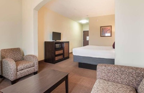 Saint Landry House | Great Escape in Knights Inn Bunkie! Pool, Free Parking On-Site, Free Breakfast