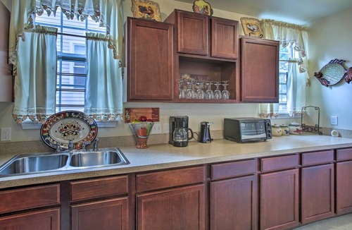 Broadmoor Apartment | Great for Couples! NOLA Apt 3 Mi to Bourbon St
