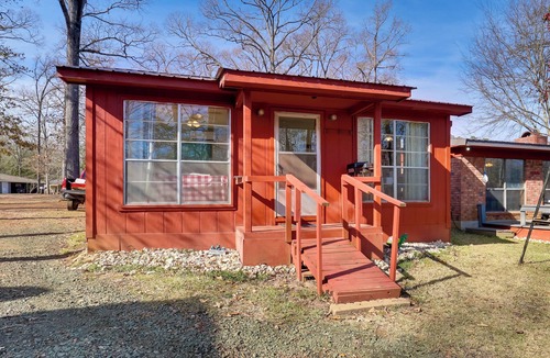 Hemphill Apartment | Great for Fishing! Lakefront Studio in Hemphill
