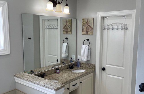 Oxford House | GREAT HOME FOR FOOTBALL GAMES AND GRADUATION! 5 MILES FROM SQUARE AND CAMPUS!