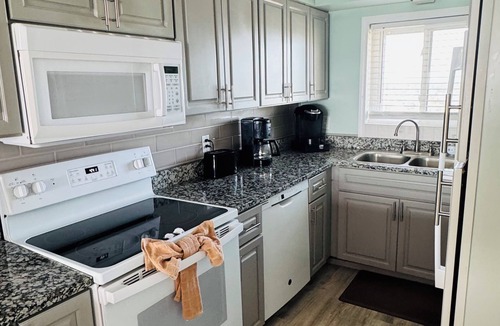 Biltmore Beach Condo | GREAT LAST MINUTE DEAL; 8/22-8/29=1000 Total!5star/Beachfront/FREE Beach Chairs!