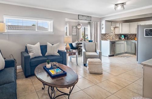Destin Condo | Great Location! Family Friendly, 3 Pools, Lake, Tennis, Free Activities & Walk to Restaurants/Shops