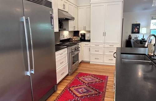 Oxford House | Great Location! Mile walk to Grove! 1/2 walk to Square!
