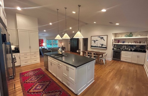 Oxford House | Great Location! Mile walk to Grove! 1/2 walk to Square!