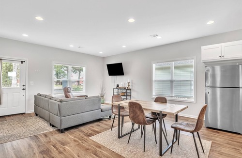 Columbus House | Green Light Cottage, 2BR, patio w/grill
