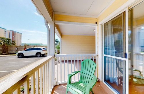 Destin Condo | Ground-floor condo 1/2 block from the beach with patio, central AC, pool & WiFi