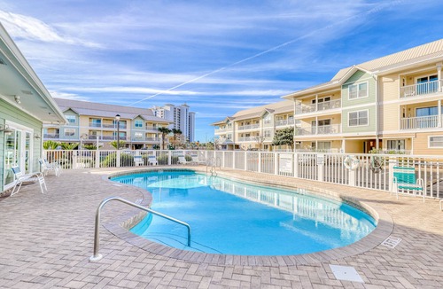 Destin Condo | Ground-floor condo 1/2 block from the beach with patio, central AC, pool & WiFi