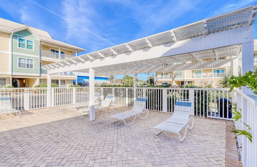 Destin Condo | Ground-floor condo 1/2 block from the beach with patio, central AC, pool & WiFi