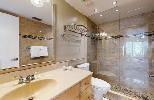 Isla del Sol Condo | Ground Floor Lakefront Condo with Shared Pool and Central AC - Snowbird-Friendly