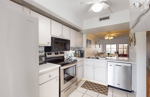 Isla del Sol Condo | Ground Floor Lakefront Condo with Shared Pool and Central AC - Snowbird-Friendly