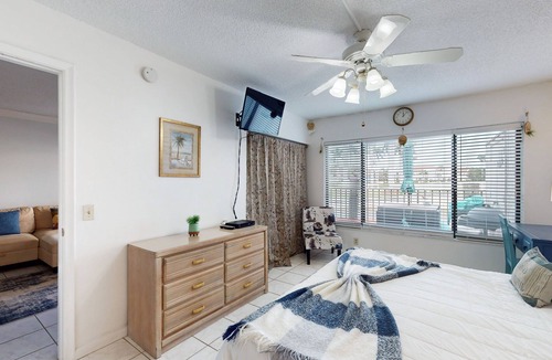 Isla del Sol Condo | Ground Floor Lakefront Condo with Shared Pool and Central AC - Snowbird-Friendly