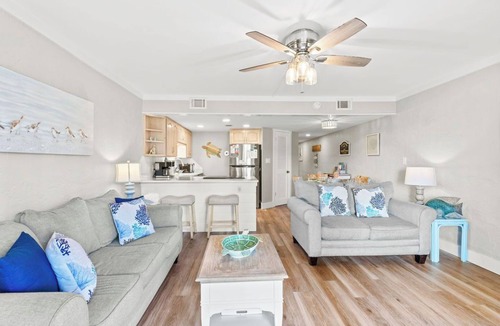 Panama City Beach Condo | Ground floor, park at your front door. Sleeps 6