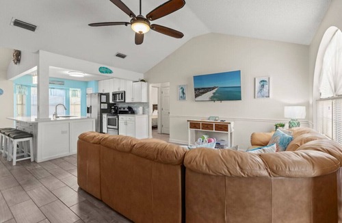 El Centro Beach House | Guava Ohana: Hot Tub in Oct, FrPit, BBQ, Walk 2 Bch, Dogs OK, FREE Activities, & More!
