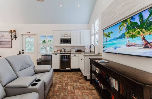 Grandview Heights House | Guest House Suite | Htd Pool and BBQ