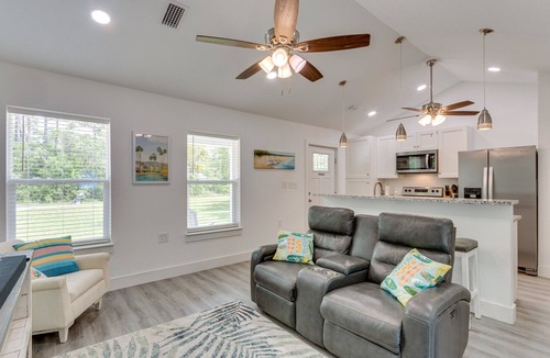 Gulf Breeze House | Gulf Breeze Home w/Screened Porch: Near Beach!