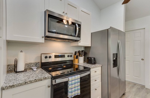 Gulf Breeze House | Gulf Breeze Home w/Screened Porch: Near Beach!