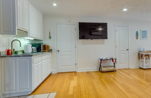 Gulf Breeze Apartment | Gulf Breeze Vacation Rental for 2 w/Pool Access!