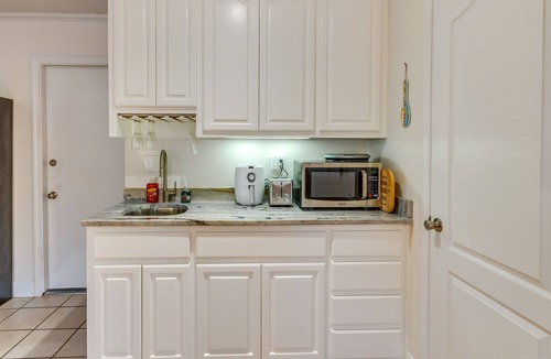 Gulf Breeze Apartment | Gulf Breeze Vacation Rental for 2 w/Pool Access!