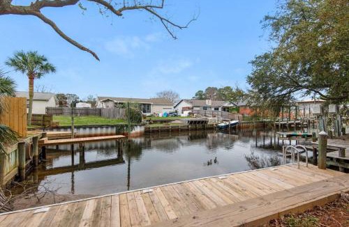 Gulf Breeze House | Gulf Brz-Beaches-Dwntwn PNS-Pet Friendly-Canal