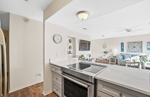 Indian Bayou Condo | Gulf Terrace, Destin, Beautifully decorated . 5 Min. to Big Kahuna