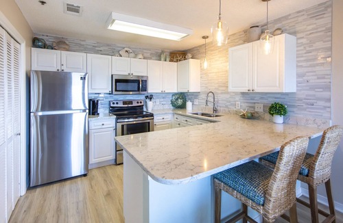 Gulf Place Condo | Gulf View! Pool, Tennis, Private beach access, elevator + shops/restaurants