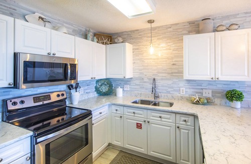 Gulf Place Condo | Gulf View! Pool, Tennis, Private beach access, elevator + shops/restaurants