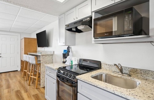 Fort Bay House | Gulf View, Swimming Pool! Beachfront Classic Room with Kitchen and Balcony!