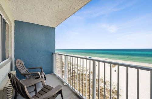 Fort Bay House | Gulf View, Swimming Pool! Beachfront Classic Room with Kitchen and Balcony!