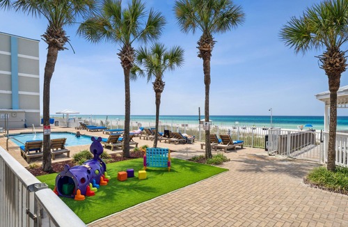 Fort Bay House | Gulf View, Swimming Pool! Beachfront Classic Room with Kitchen and Balcony!