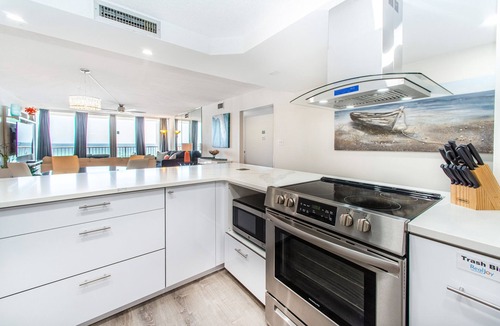 Holiday Isle Condo | 🌊GULF VIEWS! Pool+Sauna~Wlk2 Beach~2BR Shoreline Towers 3083