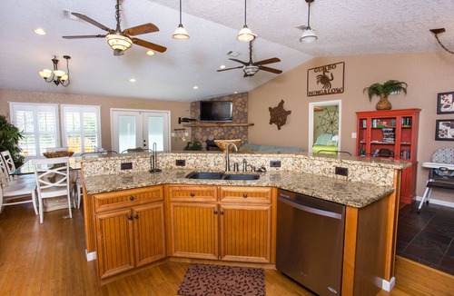 Toilla Segunda House | Gumbo Bungalow: Private Heated Pool w/Swim-up Bar, Volleyball, Ping Pong