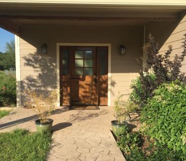 Waco House | Hailey's Cottage on Small Farm-16 minutes to Silos