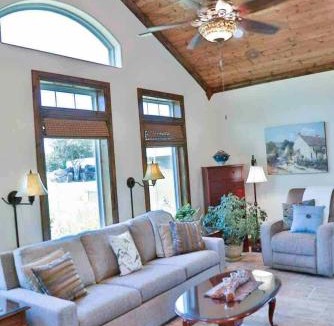 Waco House | Hailey's Cottage on Small Farm-16 minutes to Silos