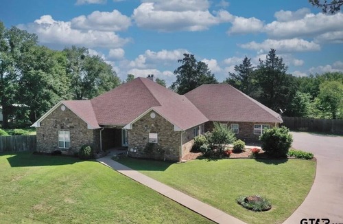 Whitehouse House | Handicap accessible 3-bedroom house with Heated Indoor Pool and WiFi in Troup TX