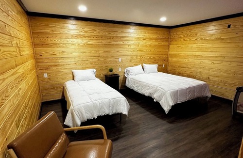 Timpson Hotel | Handicap Accessible Cozy 1-bedroom with WiFi and AC in charming Timpson
