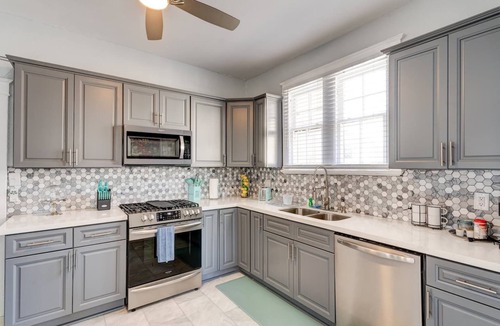 Fairgrounds Apartment | Harleaux Chateau by Jazz Fest and City Park