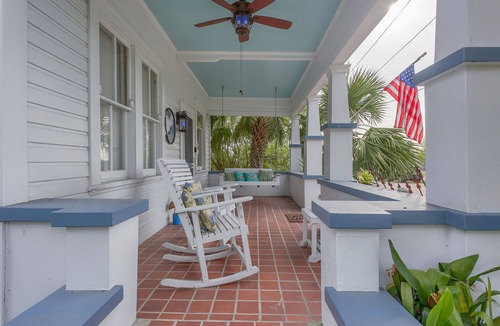 Historic Downtown Apalachicola Cottage | Heart of Historic Apalachicola, Nostalgic Florida “Blue Moon Cottage ”
