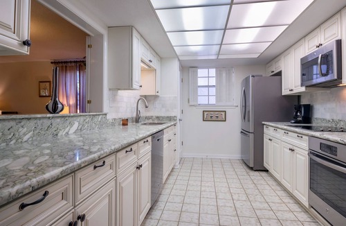 Uptown Historic District House | Heart of Uptown - One Block from St. Charles Ave & Streetcar Mardi Gras