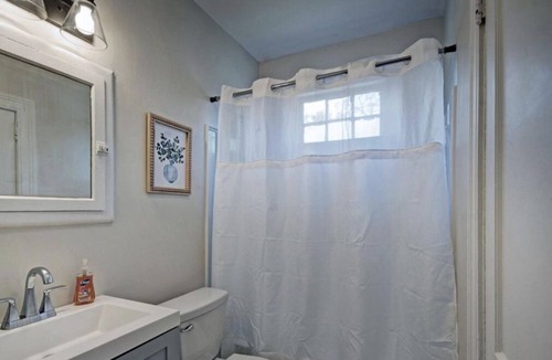 Clinton Apartment | Heart Welcoming Home ! Minutes Away From A Theater & Local Foods!!