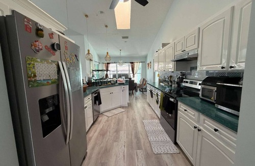 Venice Gardens House | Heated & Caged Pool｜9 Min to Beach｜Kids' Zone｜New Listing！