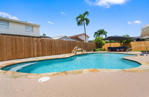 Ludlam House | Heated Pool Family&Friends 5 min FIU Spanish-Style