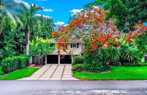 Coral Ridge House | Heated Pool & Hot Tub! Pool Table+Close To Beach!