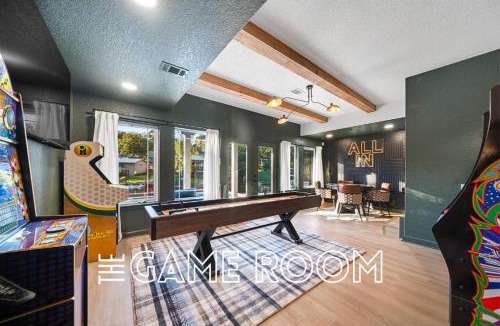Mid America House | Heated Pool | MiniGolf | Hot Tub | Fire Pit | Lake
