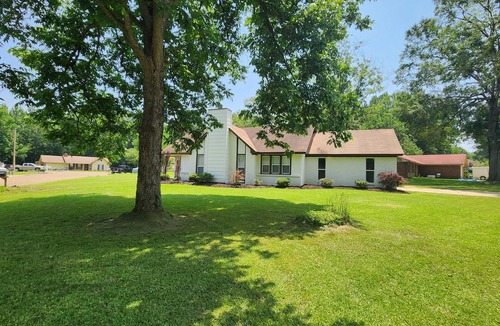 Jackson House | Hidden Gem Newly renovated 3 bedroom 2 bath home. Relax and enjoy your stay.