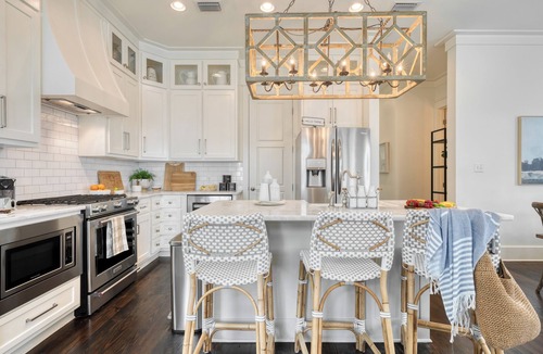 Greenway Park House | Hiker House by AvantStay | Beachy 4BR w/Communal Pool + Porch