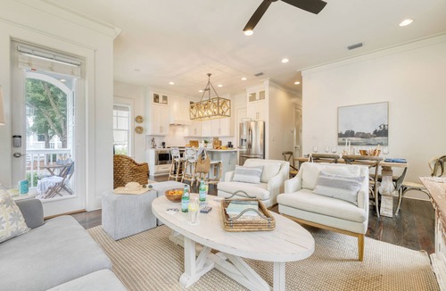Greenway Park House | Hiker House by AvantStay | Beachy 4BR w/Communal Pool + Porch