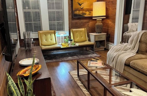 Greater Heights Apartment | hilltop - retreat from the city w/pool & hot tub