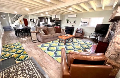 Holiday Island House | Historic Blue Tavern Lake House 3-bedroom house