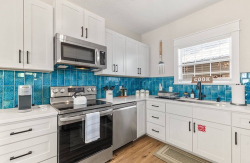 Lincolnville Cottage | Historic Cottage Walk to Downtown St Augustine Free Parking Sleeps 4