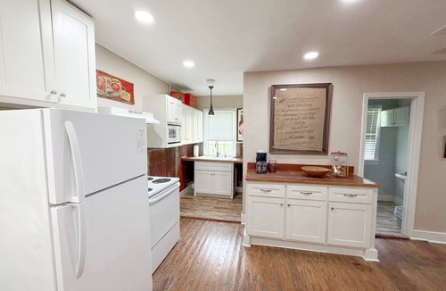 Natchez Cottage | Historic downtown cottage with 1 bedroom, 1 bath, kitchen, Wi-Fi, and parking.